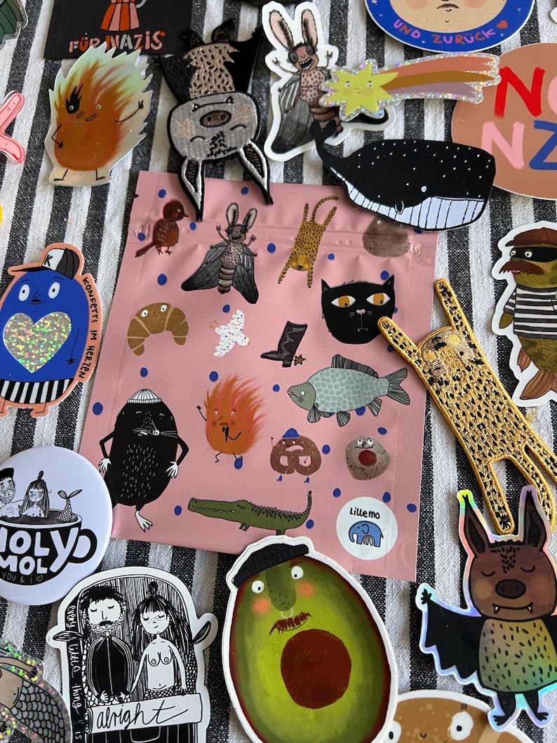 Auswahl handgemachter Bügelbilder, Sticker und Pins aus dem LillemoShop